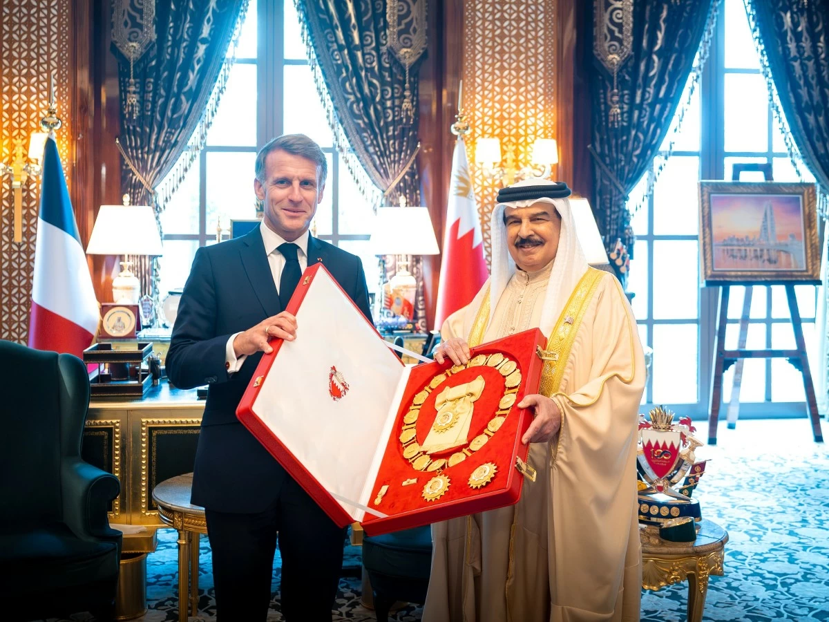 العاهل البحريني وماكرون يبحثان تطورات الشرق الأوسط وتعزيز الشراكة الثنائية