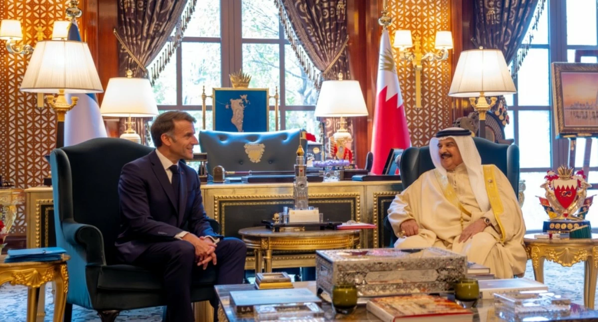العاهل البحريني وماكرون يبحثان تطورات الشرق الأوسط وتعزيز الشراكة الثنائية