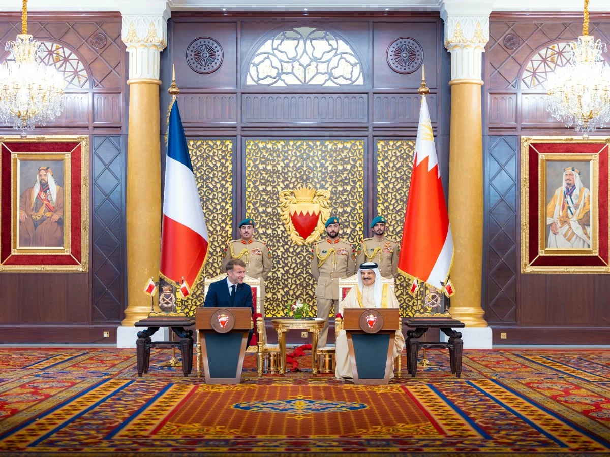 العاهل البحريني وماكرون يبحثان تطورات الشرق الأوسط وتعزيز الشراكة الثنائية
