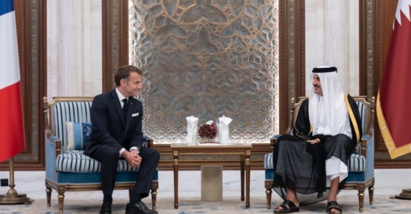 أمير قطر والرئيس الفرنسي يبحثان تعزيز الشراكة الستراتيجية والتعاون الاقتصادي والأمني والدفاعي
