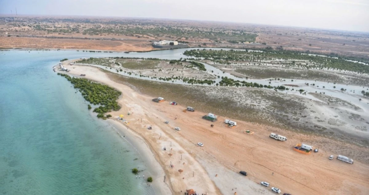 'البيئة الإماراتية': إغلاق موقت لشواطئ أم القيوين ومناطقها الساحلية إثر تسرب نفطي من ناقلة
