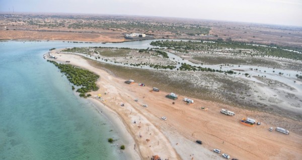 'البيئة الإماراتية': إغلاق موقت لشواطئ أم القيوين ومناطقها الساحلية إثر تسرب نفطي من ناقلة