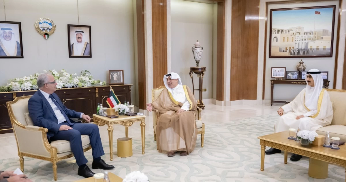 وزير شؤون الديوان الأميري ورئيس ديوان ولي العهد يبحثان مع سفير المغرب تعزيز التعاون الثنائي