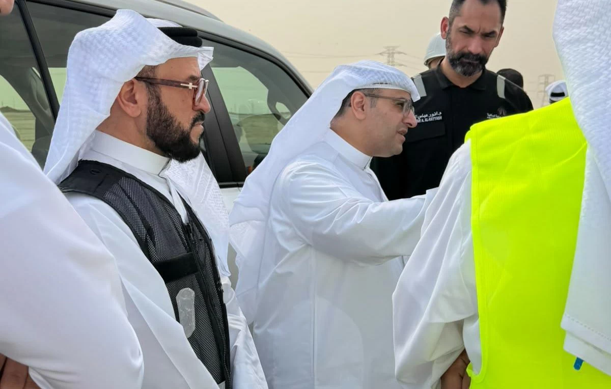 وزير الإسكان يتفقد مشروع جنوب صباح الأحمد ويؤكد على تسريع وتيرة الإنجاز
