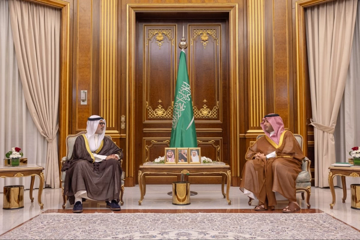 وزير الخارجية يبحث مع وزير الدولة السعودي تعزيز العلاقات الأخوية والتعاون المشترك