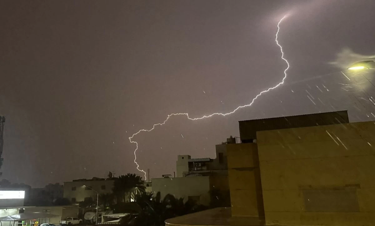 'الأرصاد' تحذر: أمطار رعدية ورياح تتجاوز سرعتها 50 كيلومتراً في الساعة