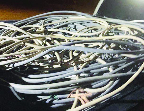 القبض على مواطنين  يسرقان كيبلات كهربائية