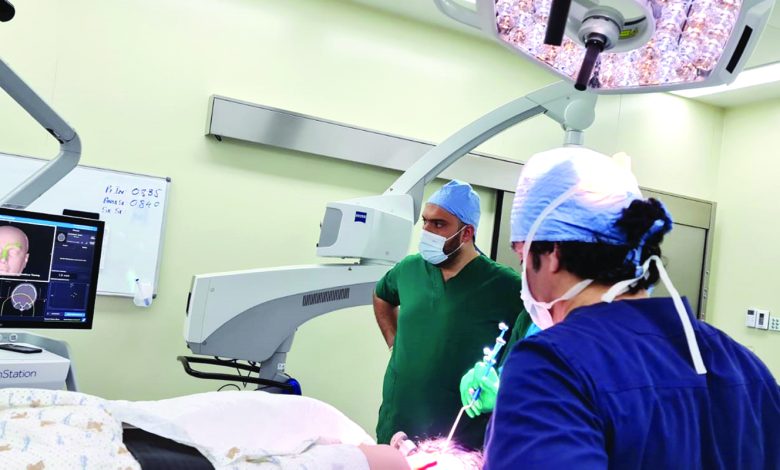 "السيف": نجاح مذهل لعملية "العصب الخامس" باستخدام  جهاز "الملاحة"