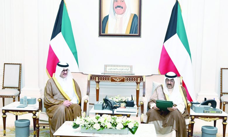 ولي العهد يتسلم دعوتين لسمو الأمير من خادم الحرمين