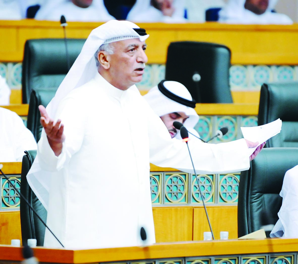 المويزري يسأل الفهد عن عقود شراء الأجهزة الطبية