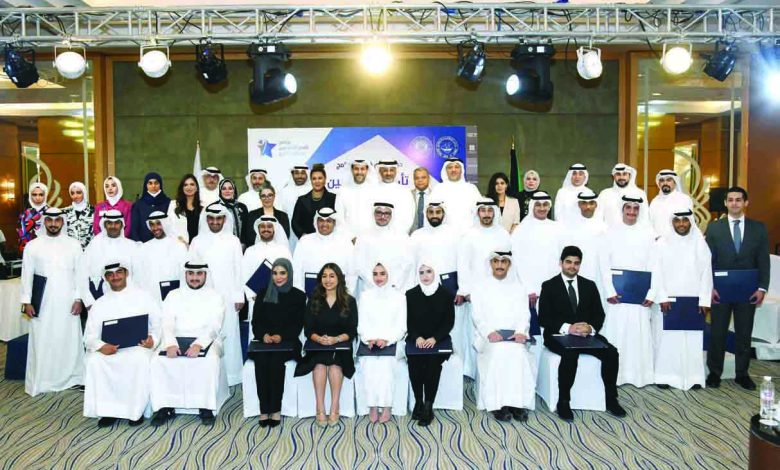 "برقان" يحتفي بثلاثة موظّفين لاجتيازهم برنامج "تأهيل الكويتيين حديثي التخرّج"
