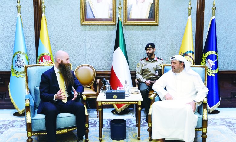 وزير الدفاع استعرض مع القائم بالأعمال الأميركي التوجه إلى التعاقد المباشر في الصفقات