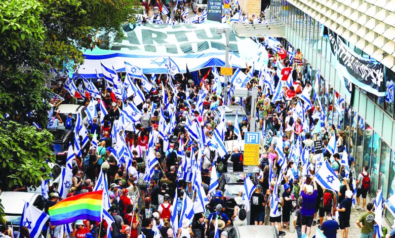 احتجاجات "يوم المقاومة" تُشعل إسرائيل وتحاصر وزارة الدفاع