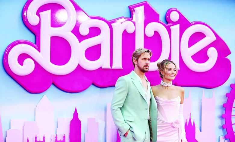 "Barbie" تواجه الواقع في فيلم مرح يدفع للبكاء