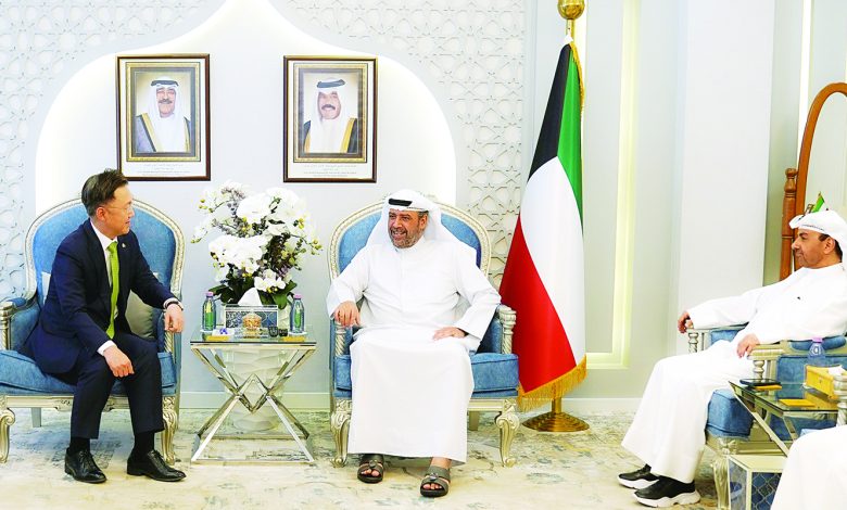 وزير الدفاع بحث تبادل الخبرات  مع سفير كوريا الجنوبية