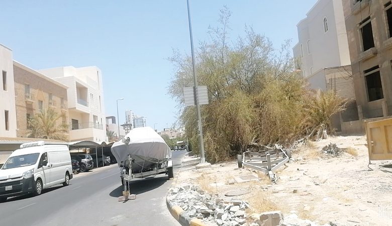 قوارب البحر تنافس مركبات البر على المواقف والساحات