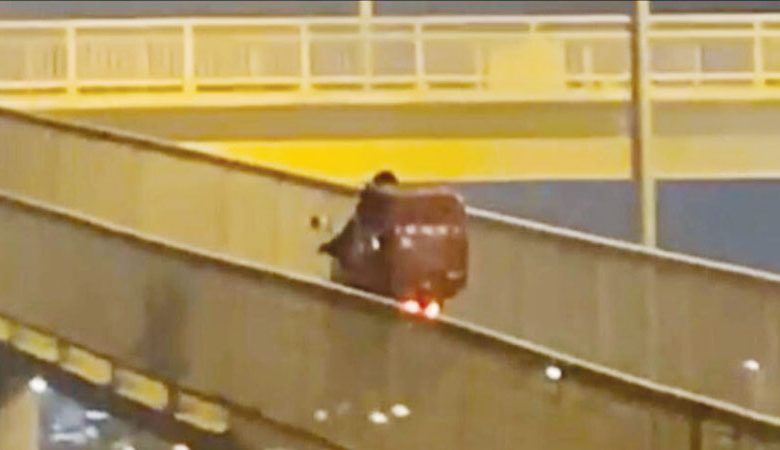 إبعاد 11 شخصاً قادوا دراجاتهم على جسور المشاة