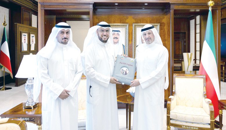 العبدالله: تضحيات الشهداء خالدة في أفئدة كل الكويتيين ووجدانهم