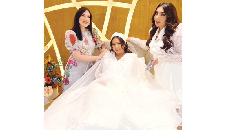 فرح الهادي استقبلت نجمات الفن في احتفال باذخ