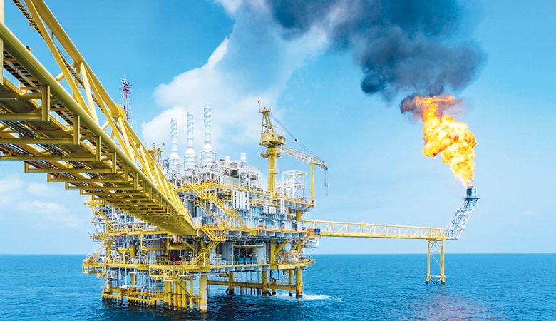 النفط يرتفع للأسبوع السابع إلى 86.8 دولار بدعم تقلص الامدادات