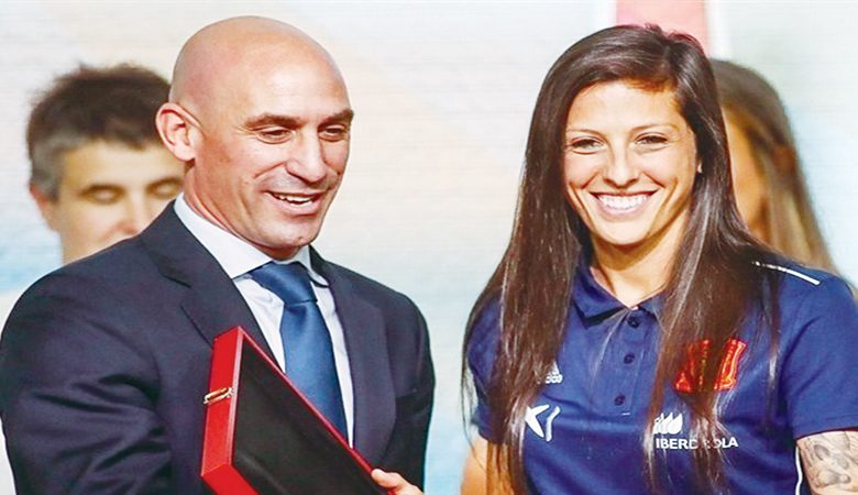 "فيفا" يوقف رئيس الاتحاد الإسباني