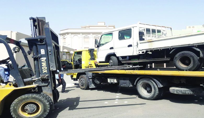 "بلدية الأحمدي": رفع 185 سيارة مهملة خلال يوليو