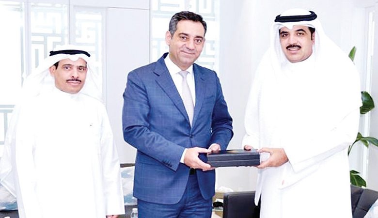 مدير جامعة الكويت بحث والقائم بالأعمال اللبناني تعزيز التعاون الأكاديمي والبحثي