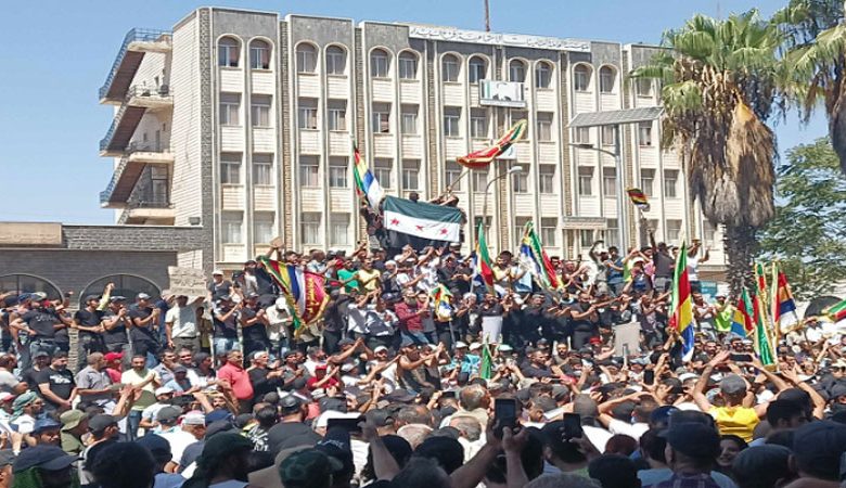 احتجاجات السويداء تتوسّع وتعمّ سورية وتُصر على إسقاط النظام