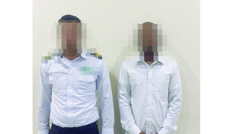 القبض على وافدين وضعا نقالا بدورة مياه للنساء في أحد البنوك