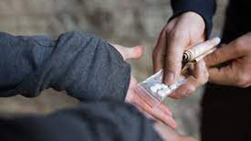 "كيني" سقط بمواد مخدرة في مبارك الكبير