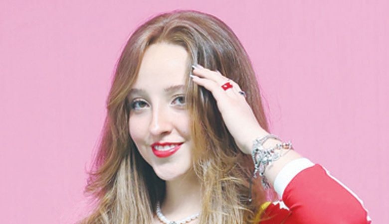 الممثلة المكسيكية ليديا موراليس خلال مشاركتها في برنامج "السجادة الحمراء"