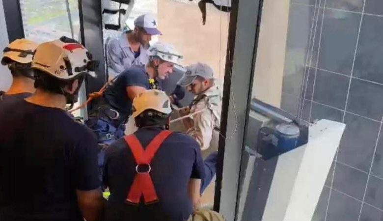 إنقاذ عاملين علقا على سقالة بالدور 27 في أحد أبراج المرقاب