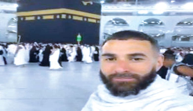 بنزيمة يؤدي مناسك العمرة