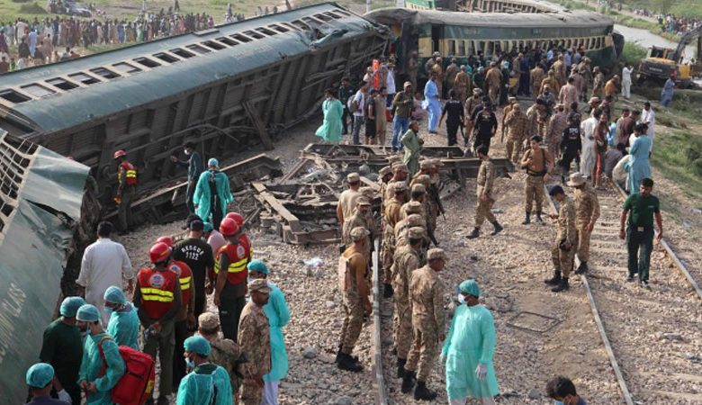 مصرع وإصابة 72 شخصا بحادث قطار في باكستان
