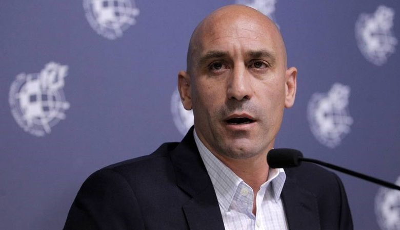 روبياليس يعتذر عن "القبلة"