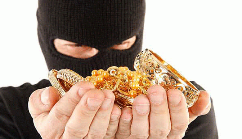 حاولت سرقة ذهب طفلة في مسجد أثري