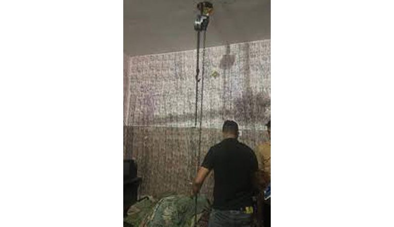 عراقي يعذب ابنه بتعليقه بسلسلة في سقف الغرفة