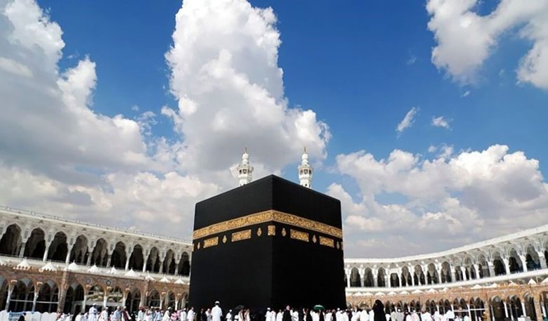 نائب أمير مكة يتشرّف بغسل الكعبة نيابة عن خادم الحرمين