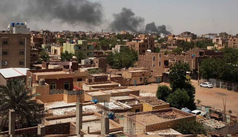 انفجارات قوية تهز الخرطوم واشتباكات عنيفة بأم درمان وسط صورة قاتمة للنظام الصحي المنهار
