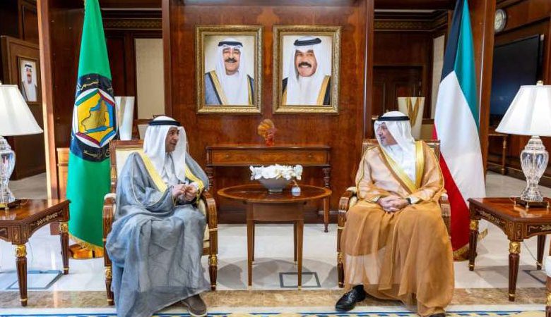 وزير الخارجية بحث وأمين "مجلس التعاون" تعزيز مسيرة العمل الخليجي المشترك
