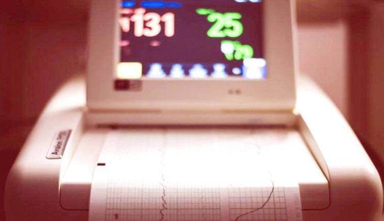 استعان بـ"يوتيوب" لتوليد زوجته في المنزل فتوفّيت