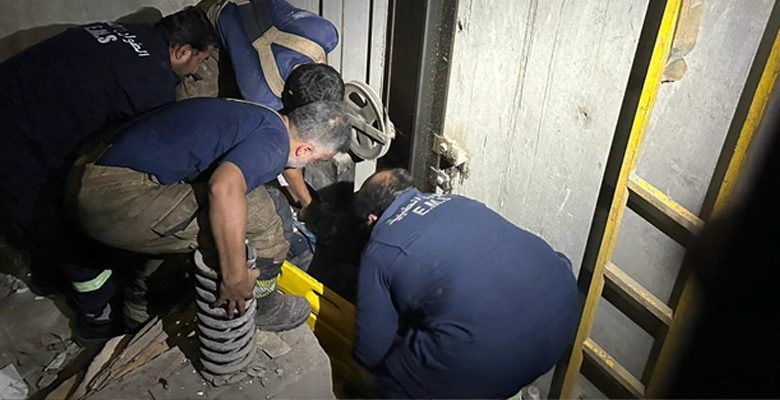 فرق الإطفاء تنقذ عاملا سقط في بيت المصعد بالشويخ الصناعية