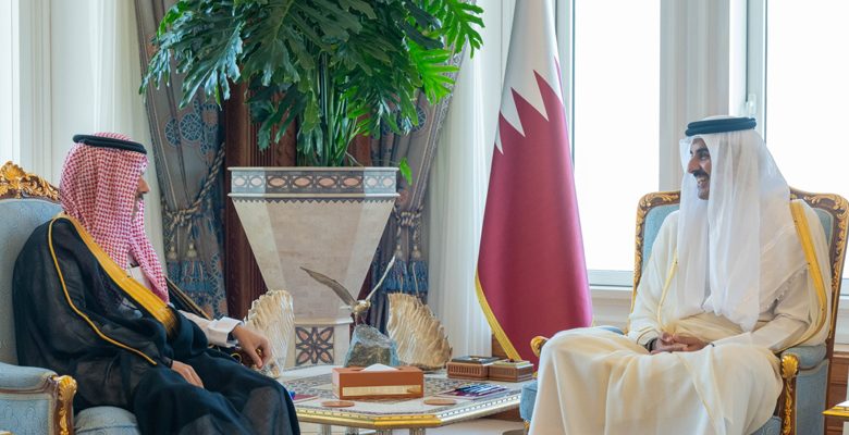 أمير قطر يبحث مع وزير الخارجية السعودي العلاقات الثنائية بالدوحة