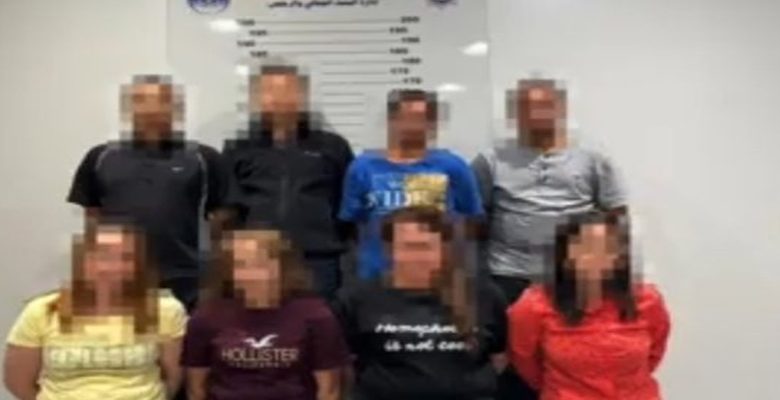 «الداخلية»: ضبط 8 أشخاص يقدمون لحوم الخنزير والكحوليات في مسكن خاص