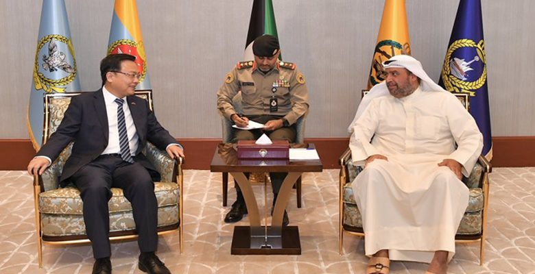 وزير الدفاع الشيخ أحمد الفهد بحث مع سفير الصين ترتيبات زيارة سمو نائب الأمير إلى بكين