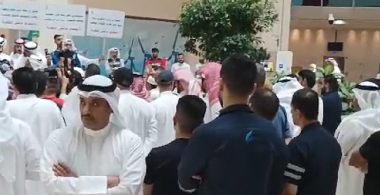 اعتصام عشرات العاملين في" الكهرباء" للمطالبة بـ 5 بدلات