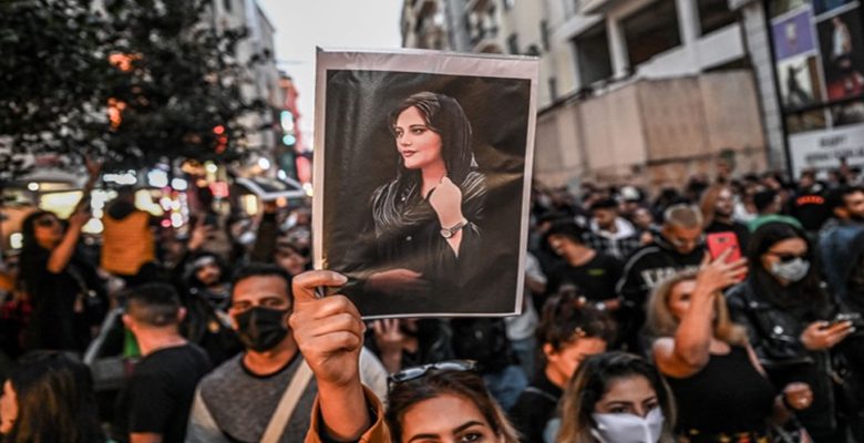 منعته من "إحياء" ذكرى وفاتها.. قوات الأمن الإيرانية تطلق سراح والد مهسا أميني