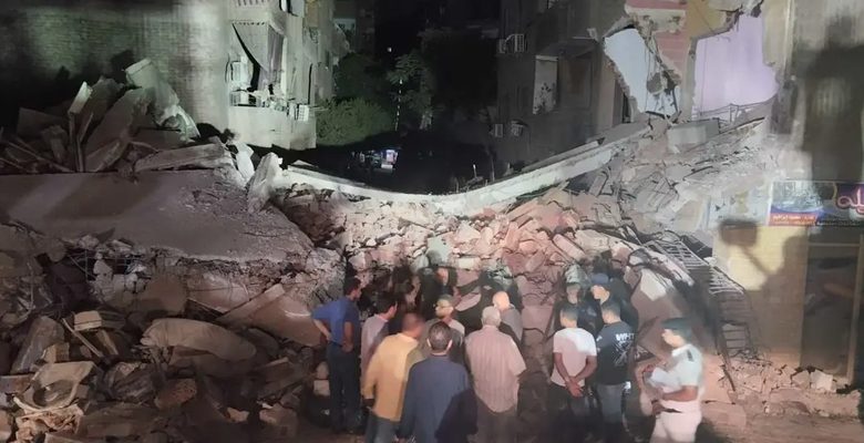 وفاة سيدة بانهيار عقار في مصر.. وجار البحث عن مفقودين