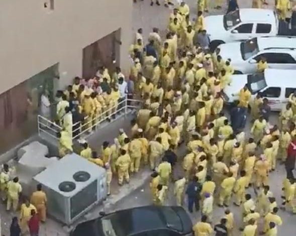 القوى العاملة تحقق في مطالب العمالة المتجمهرة أمام شركة في المهبولة