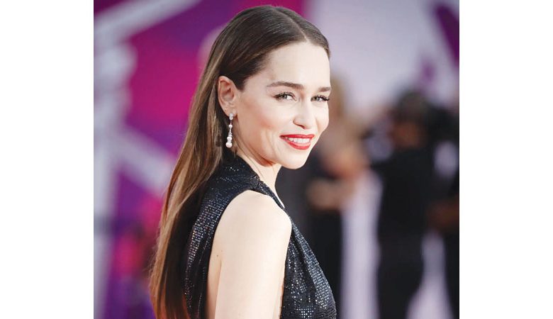 المُمثلة الإنكليزية إميليا كلارك خلال حضورها مهرجان "دوفيل" السينمائي الأميركي